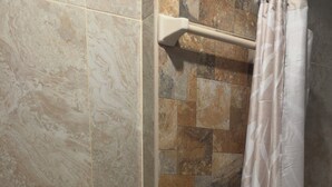 Ein Badezimmer mit Toilette, Bidet und Waschbecken.