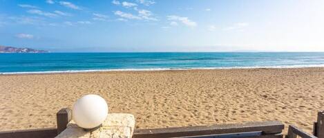 Departamento, balcón, vista al patio | Playa | En la playa y 2 bares en la playa