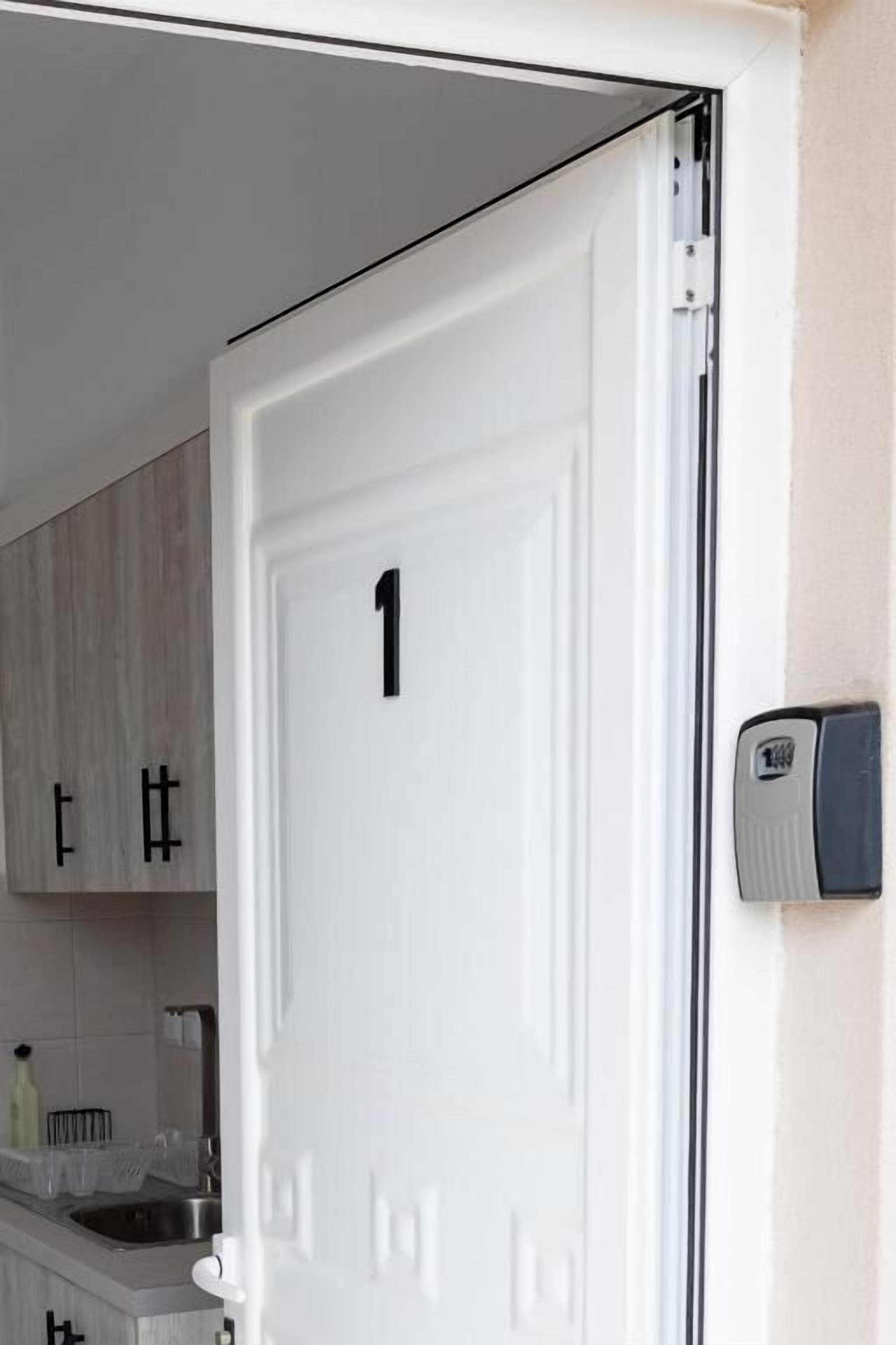 Apartment, Balkon, Blick auf den Innenhof | Innenbereich