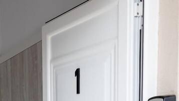 Apartment, Balkon, Blick auf den Innenhof | Innenbereich