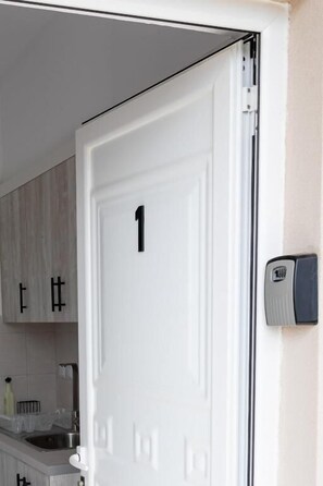 Apartamento, balcón, vistas al patio | Interior