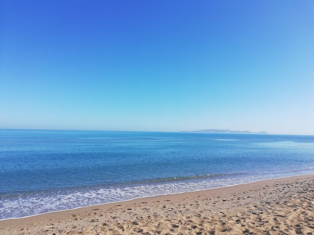 På stranden og 2 strandbarer