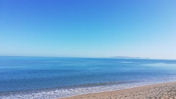 På stranden og 2 strandbarer