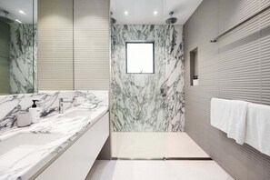 Hair dryer, towels, soap, shampoo - Seaview Sunshine Beach (Noosa)