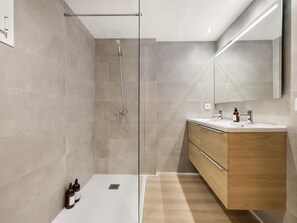 Shower, hair dryer, towels - Apartamento Plaza de España (Palma de Mallorca)