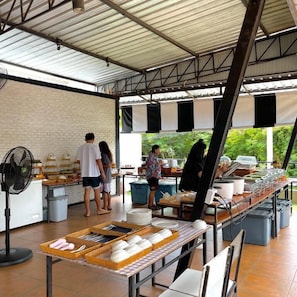 Outdoor dining - Lastsearesort (Koh Lan)