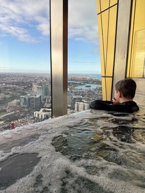 Spa - Matilda's Skyview | Luxe 2Bed 2Bath Near Crown (southbank)