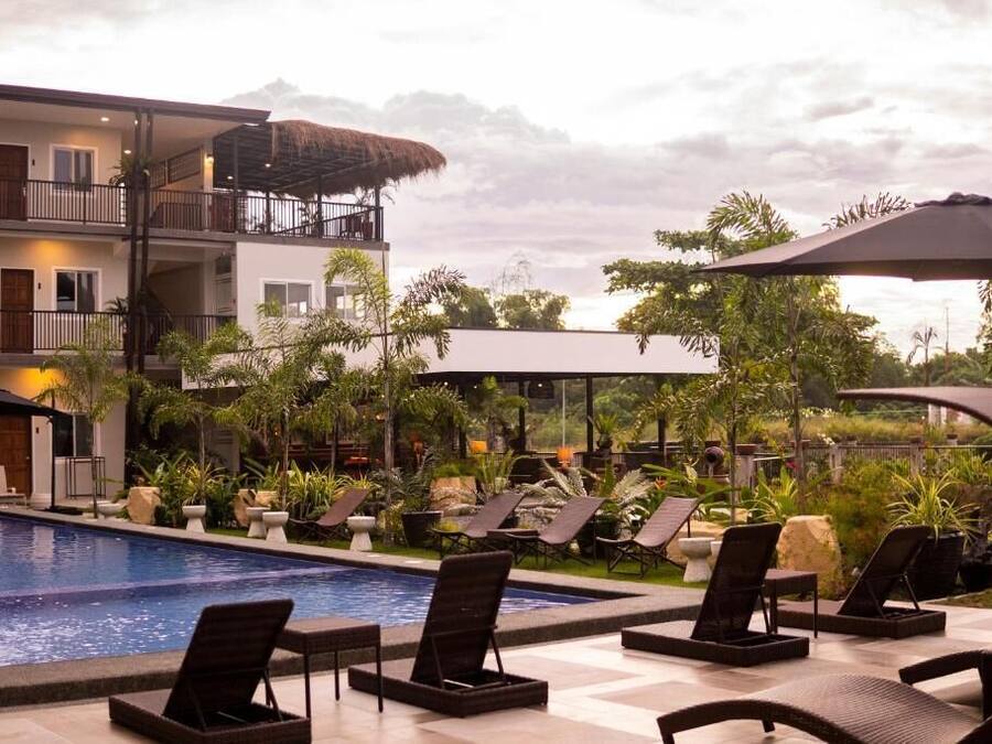 Kolam renang outdoor, dengan payung kolam renang