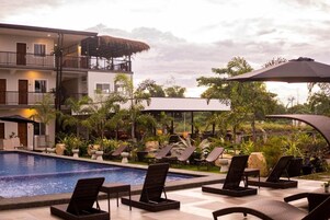 Piscina externa, guarda-sóis