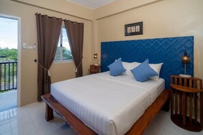 Habitación Deluxe doble, no fumadores, vistas a la bahía | Minibar, mobiliario individual, escritorio