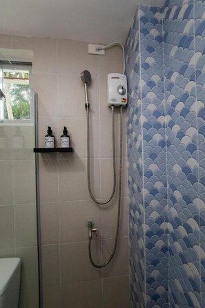 Shower, hair dryer, towels, soap - BAYVIEW GARDEN RESORT (Dauis)