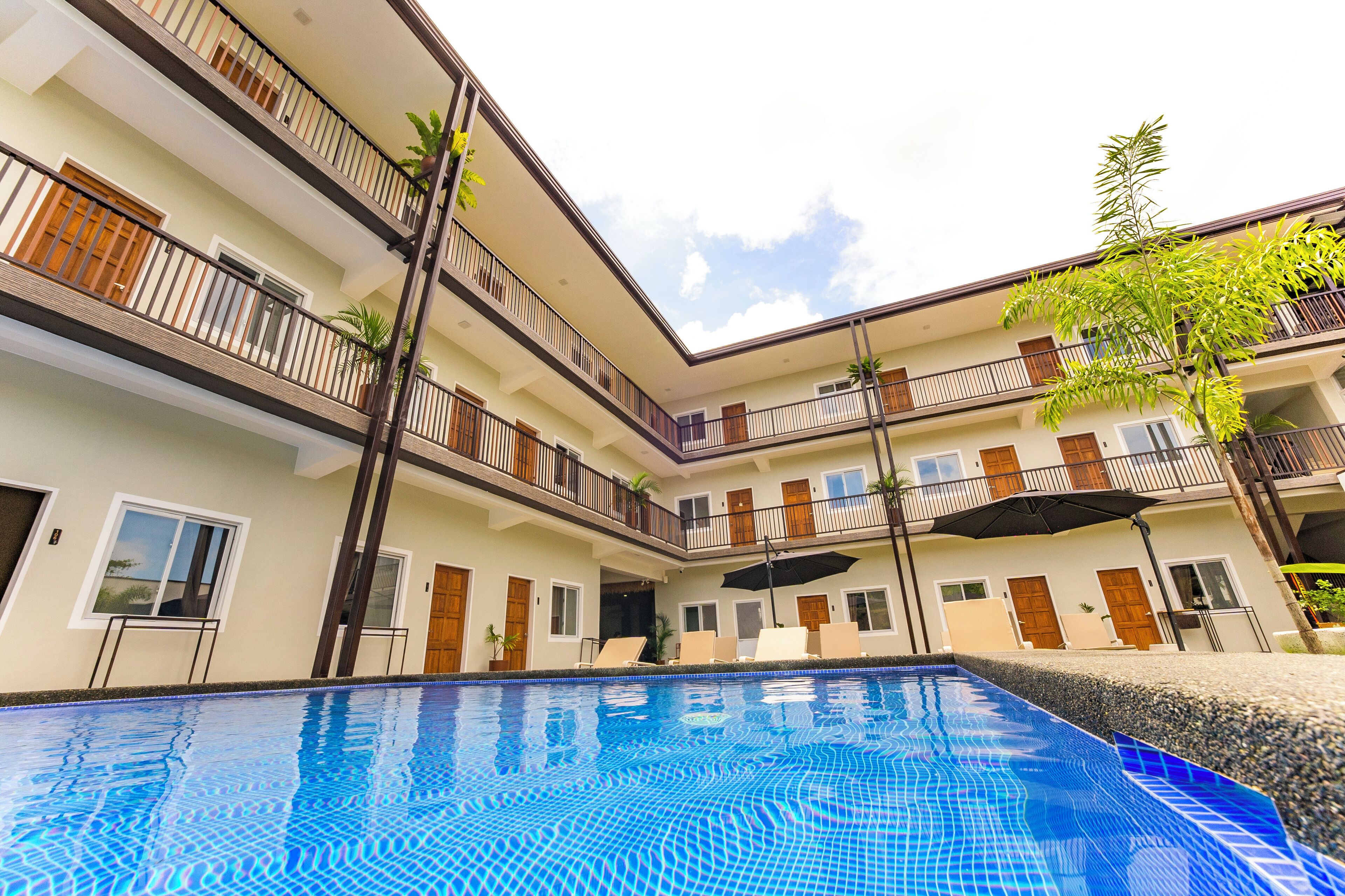 Una piscina al aire libre, sombrillas
