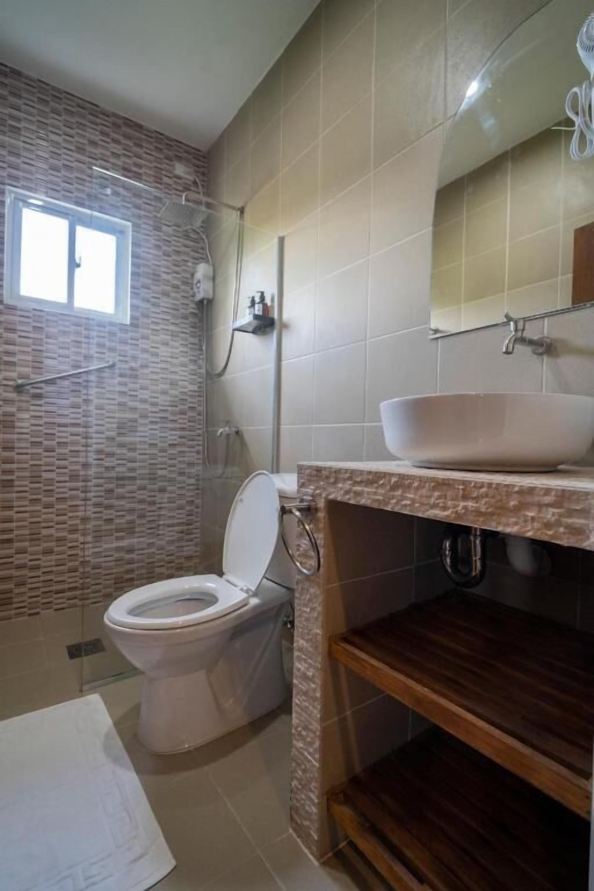 Deluxe Twin Room, Bay View | Bathroom | Shower, hair dryer, towels, soap