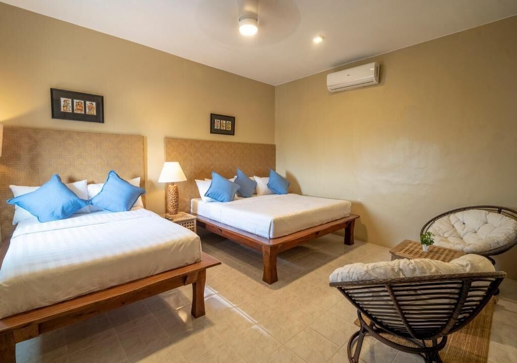 Minibar, muebles diferentes y escritorio 