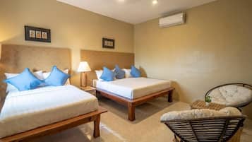 Doppia familiare, vista baia | Minibar, con arredamento individuale, una scrivania, postazione laptop