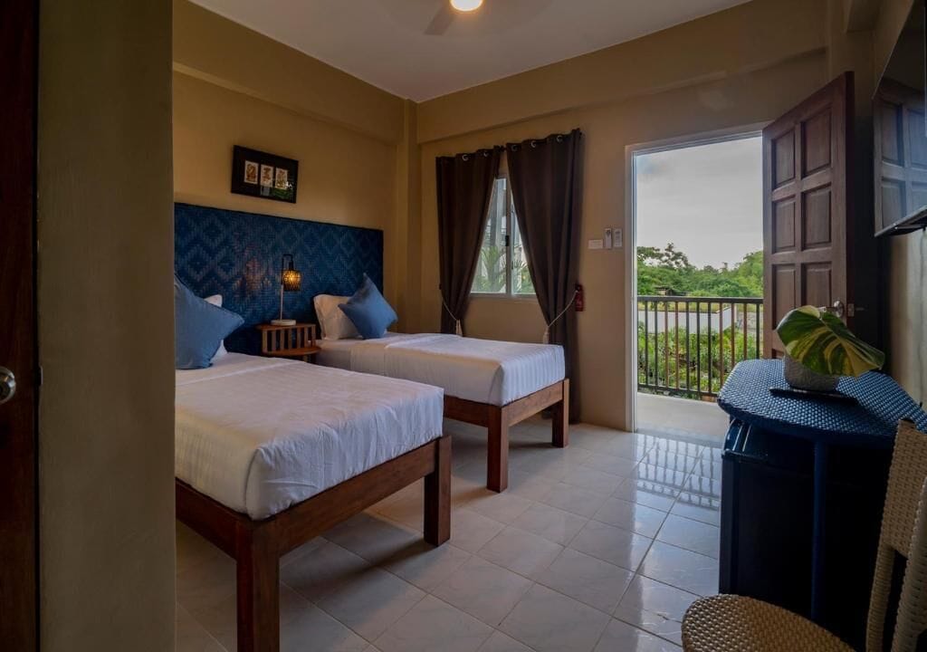 Minibar, individuell eingerichtet, Schreibtisch