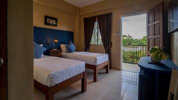 Minibar, individuell eingerichtet, Schreibtisch