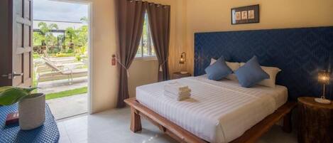 Minibar, muebles diferentes y escritorio