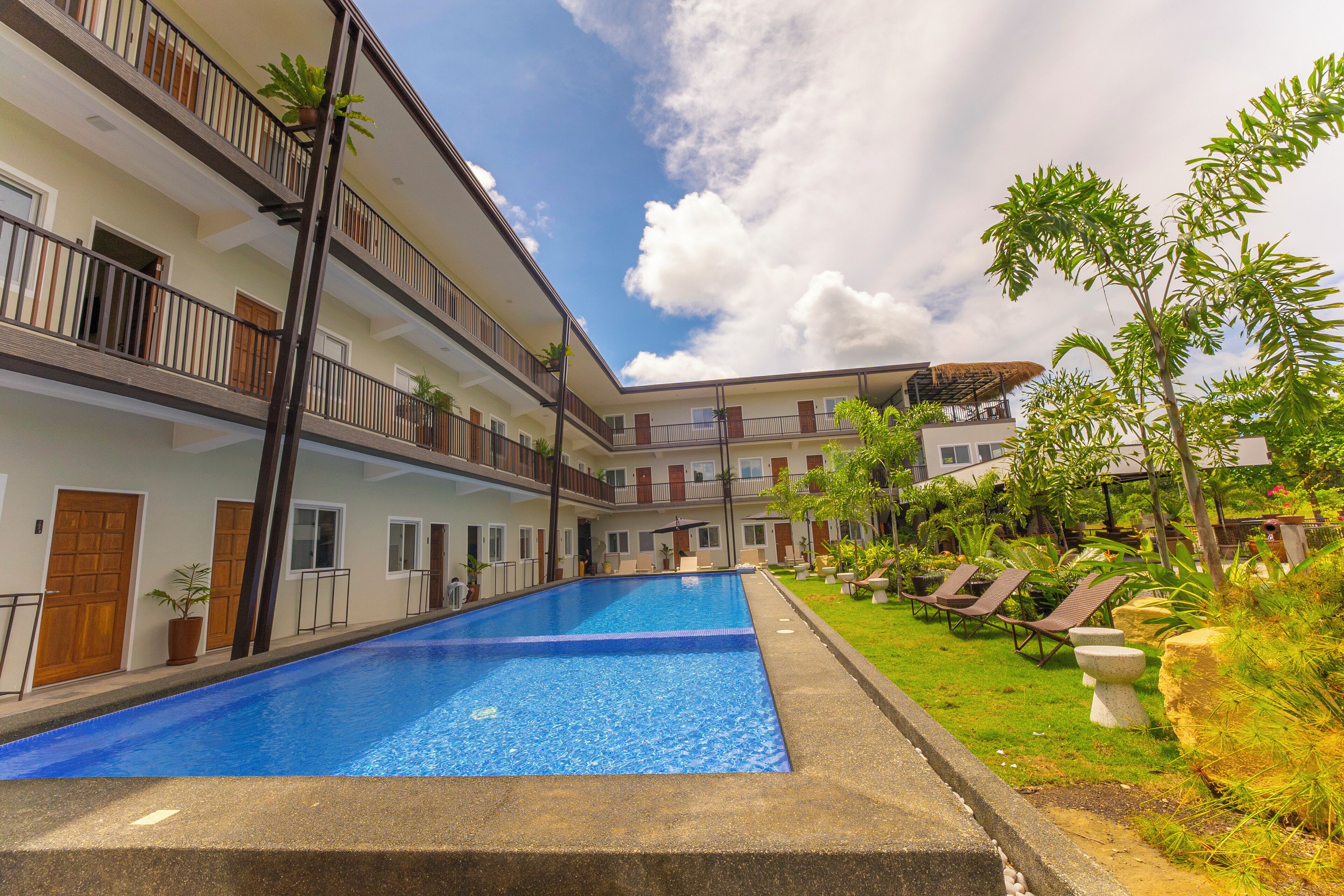 Una piscina al aire libre, sombrillas
