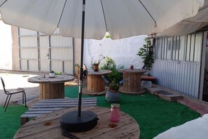 Outdoor dining - Charming house with garden relaxation area and private parking in San Clemente (San Clemente)