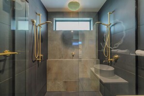 Shower, hair dryer, towels, shampoo - Your Home With Private Courtyard (Christchurch)