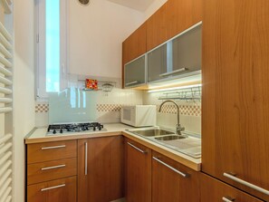 Fridge, microwave, dishwasher, cookware/dishes/utensils - Sona's Lake Home by Interhome (Brenzone)