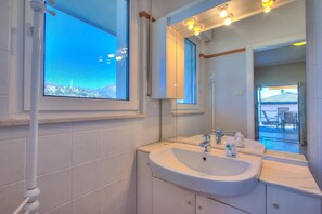 家庭別墅, 多間臥室, 2 間浴室, 山旁 (Villa Paradise View With Private Pool) | 浴室 | 花灑/浴缸組合、風筒、提供毛巾、番梘