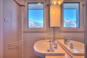 Familievilla, flere soverom, 2 bad, ved fjell (Villa Paradise View With Private Pool) | Bad | Kombinert dusj/badekar, hårføner, håndklær og såpe