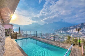 Seasonal outdoor pool - Villa Panorama 2 With Private Pool (Nago-Torbole)