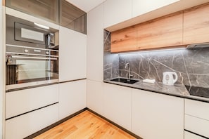 Appartement Standard, plusieurs chambres (Aurora Park View Apartment) | Cuisine privée | Réfrigérateur, four à micro-ondes, un four, surface de cuisson