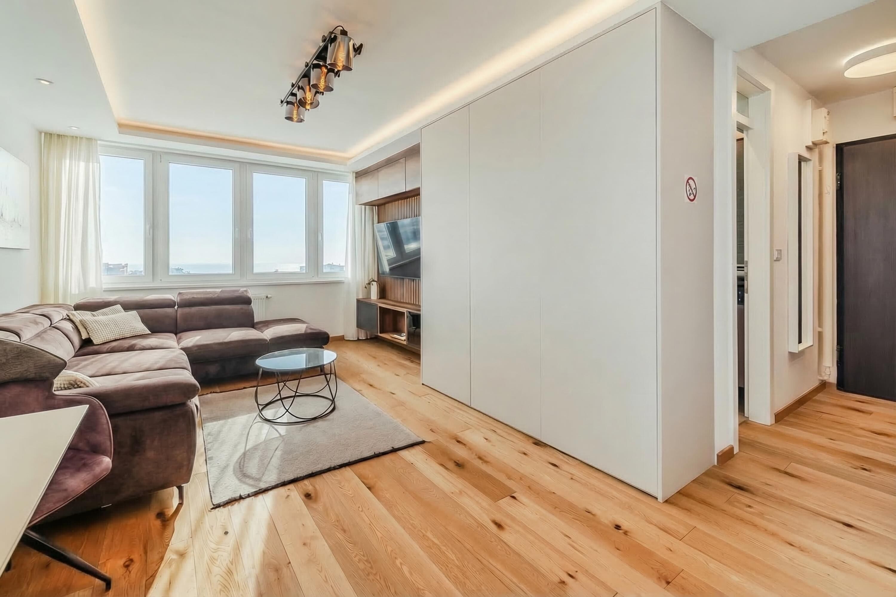 Standardlejlighed - flere soveværelser (Aurora Park View Apartment) | Opholdsområde | 21-tommers fladskærms-tv med kabelkanaler