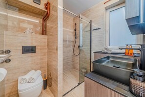Apartamento standard, vários quartos (Aurora Park View Apartment) | Banheiro | Chuveiro, secador de cabelo, toalhas de banho, sabonete