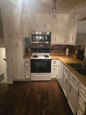 Private kitchen - Amazing North Hills/Crabtree 4BR Split Level! (Raleigh)