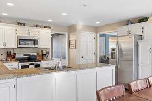 Een microgolfoven, een oven, een kookplaat, een vaatwasser