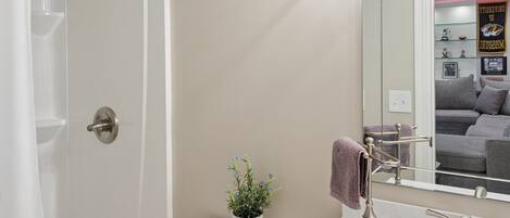 Douche, sĂšche-cheveux, serviettes fournies, savon