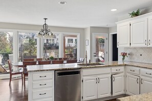 Een microgolfoven, een oven, een kookplaat, een vaatwasser