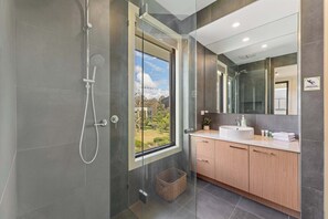 Shower, hair dryer, towels, shampoo - Spacious 4BR Home Steps to Buses Westfield Doncaster (Doncaster)