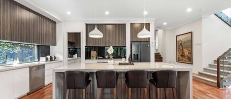 Refrigerador, microondas, horno y parrilla de estufa