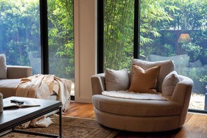 TV, fireplace, stereo, offices - Spacious 4BR Home Steps to Buses Westfield Doncaster (Doncaster)