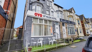 A hotel named OYO ST KILDA HOTEL with a signboard, adjacent to another hotel named Martelli's HOTEL.
