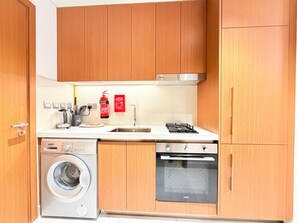 Private kitchen - City Glow Comfort Studio - Oasis Pool (Dubai)
