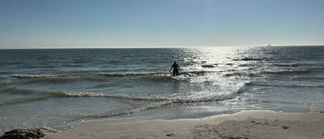 Beach nearby, sun loungers, beach towels