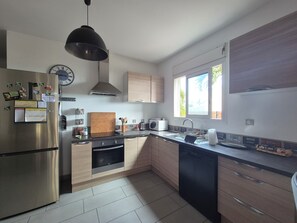 Fridge, microwave, oven, stovetop - Jacuzzi and private garden - Cosy apartment in Saint Pierre (Saint-Pierre)