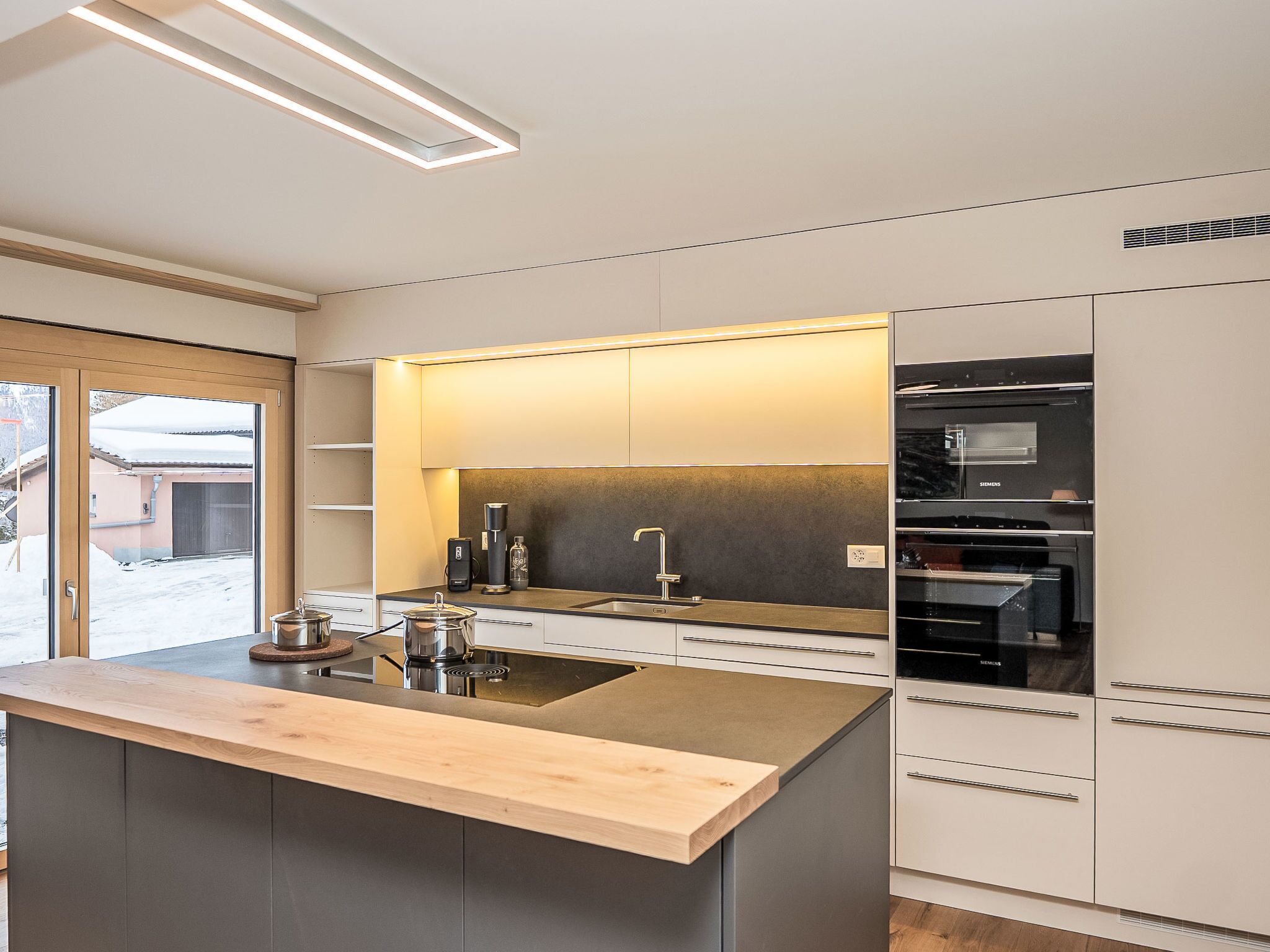 Fridge, oven, dishwasher, cookware/dishes/utensils