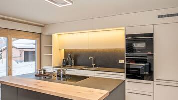 Fridge, oven, dishwasher, cookware/dishes/utensils