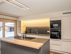 Fridge, oven, dishwasher, cookware/dishes/utensils