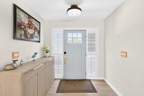 Interior - 4BR Getaway Near Beach & Village  Sleeps 10 (Sarasota)