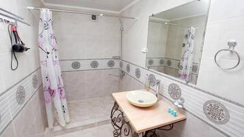 Een haardroger, handdoeken, toiletpapier