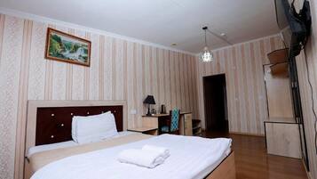 Escritorio, espacio para trabajar con laptop y wifi gratis