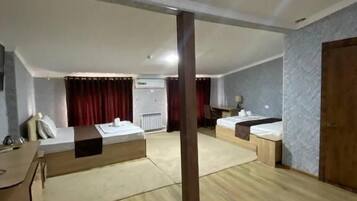 Escritorio, espacio para trabajar con laptop y wifi gratis